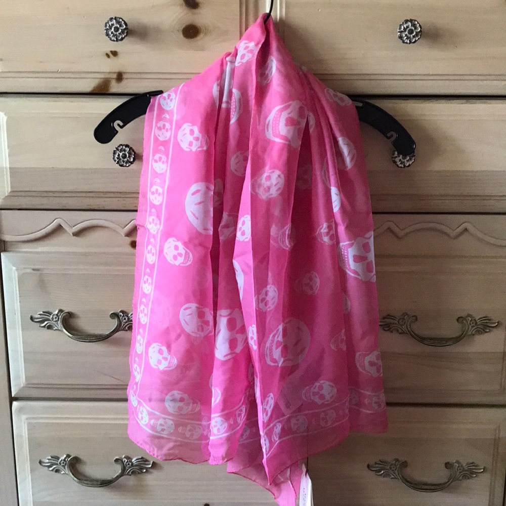 🎉HP🎉| NWT | Alexander McQueen | Classic Skull Print Chiffon Scarf Pink & White